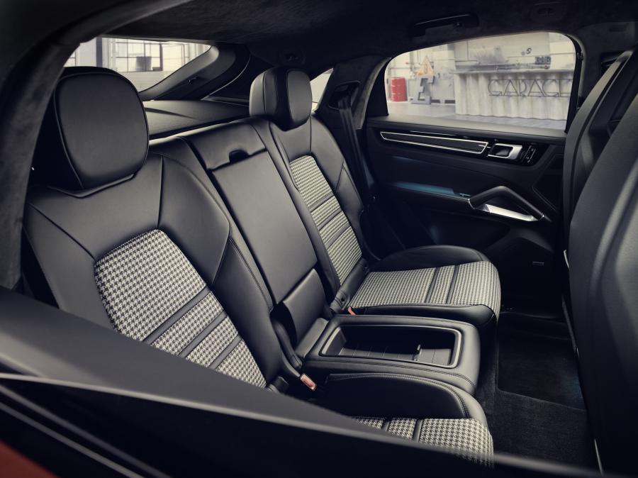 Интерьер Porsche Cayenne Turbo Coupe 2019 года  (WW) (фото 37 из 44)